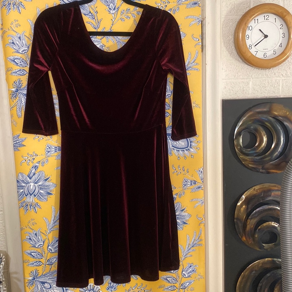 NWOT BLOOMS IN THE CITY midi velvety dress in deep shimmery crimson M
